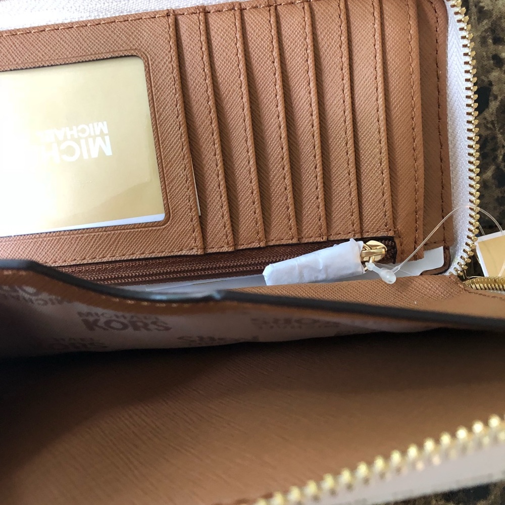 LAST 1 Michael Kors large vanilla phonecase wallet - Picture 6 of 6